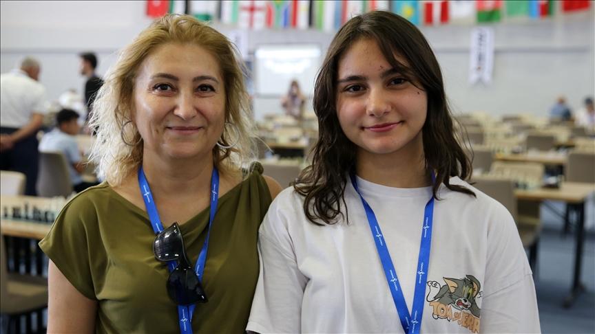 Satranç tutkunu profesör ve kızı aynı turnuvada ter döktü