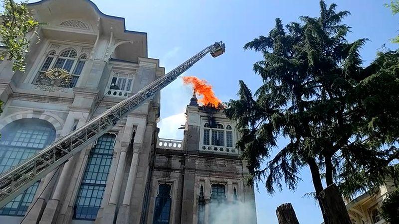 İstanbul'da Sağlık Bilimleri Üniversitesinde yangın: Kubbe çöktü