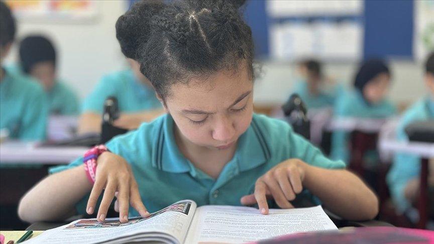 Serebral palsili Nazlı, doktor olma hayalinin peşinden gidiyor
