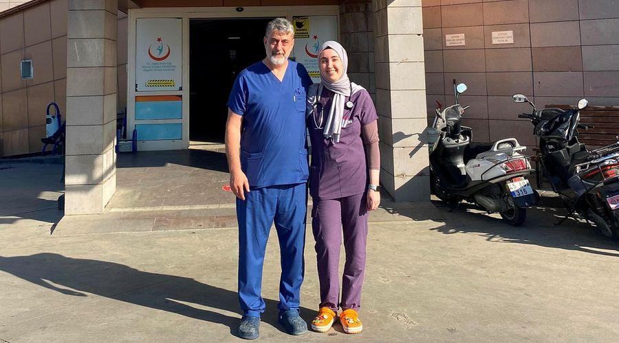 Tıp eğitimini tamamlayıp doktor oldu, babasıyla aynı hastanede çalışmaya başladı