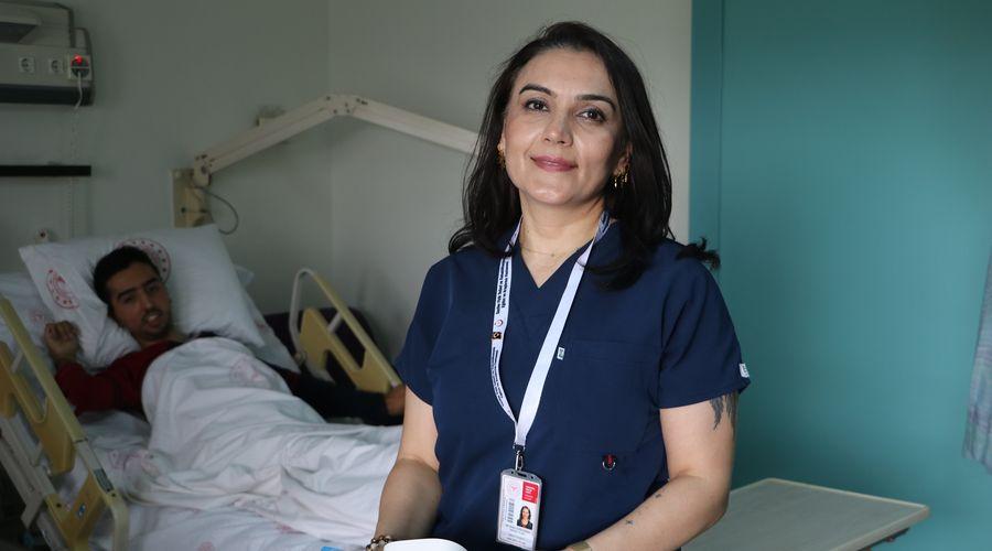 Sibel hemşire, hastalara sesiyle deva oluyor