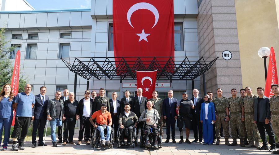 Bakan Memişoğlu, tedavi gören gazileri ziyaret etti