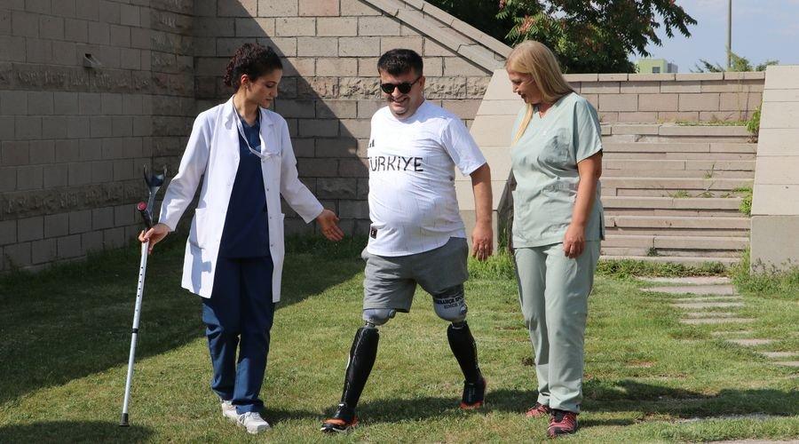 Terör gazisi, mikroişlemcili diz proteziyle desteksiz yürüyor