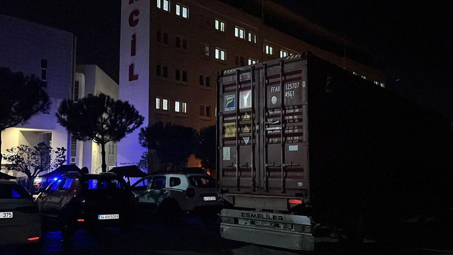Alkollü TIR şoförü hastane acil otoparkına daldı, aracından uyuşturucu çıktı