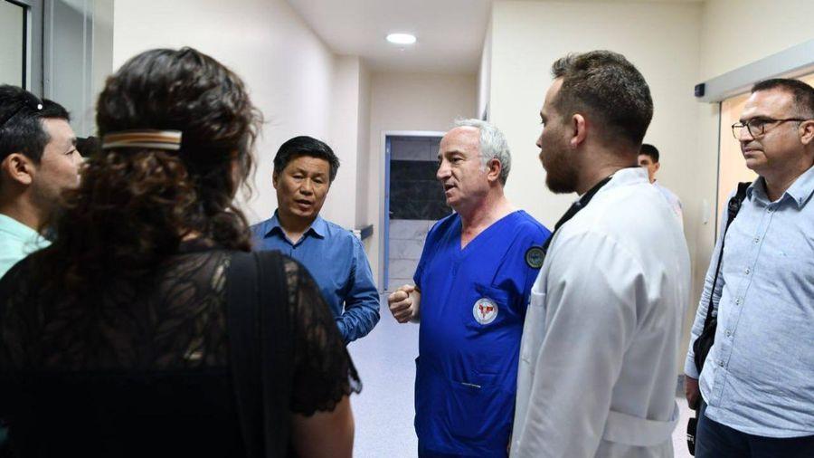 Türk doktor Kırgız öğrenciye şifa oldu