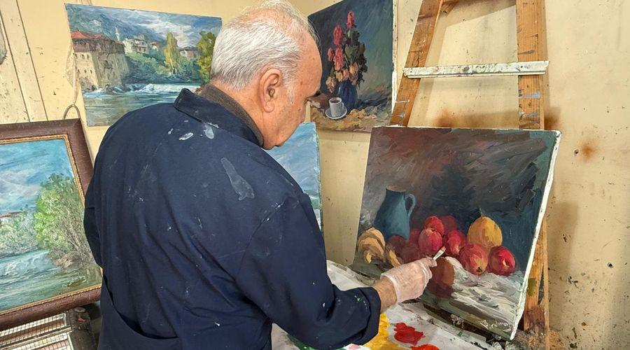 Uzman doktor, 52 yıldır yağlı boya resim yapıyor