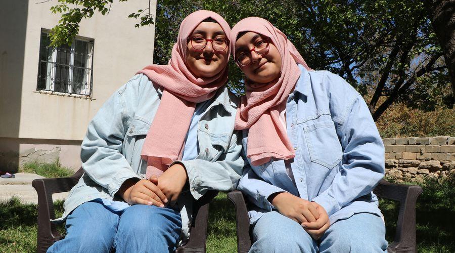 İlkokuldan beri aynı sırayı paylaşan ikizler üniversiteyi de birlikte okuyacak