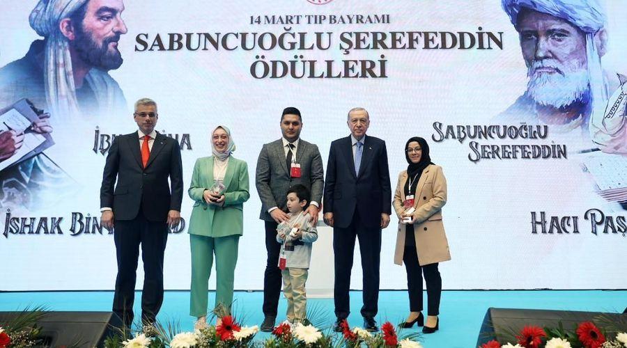 Yaralı çocuğa çorabını giydiren sağlık çalışanına 'vefa ödülü'