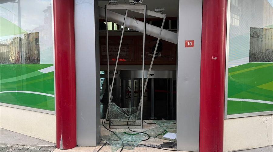 Yenidoğan skandalında kapatılan özel hastaneye saldırı: Camları indirdi, aracıyla hastane duvarına çarptı!