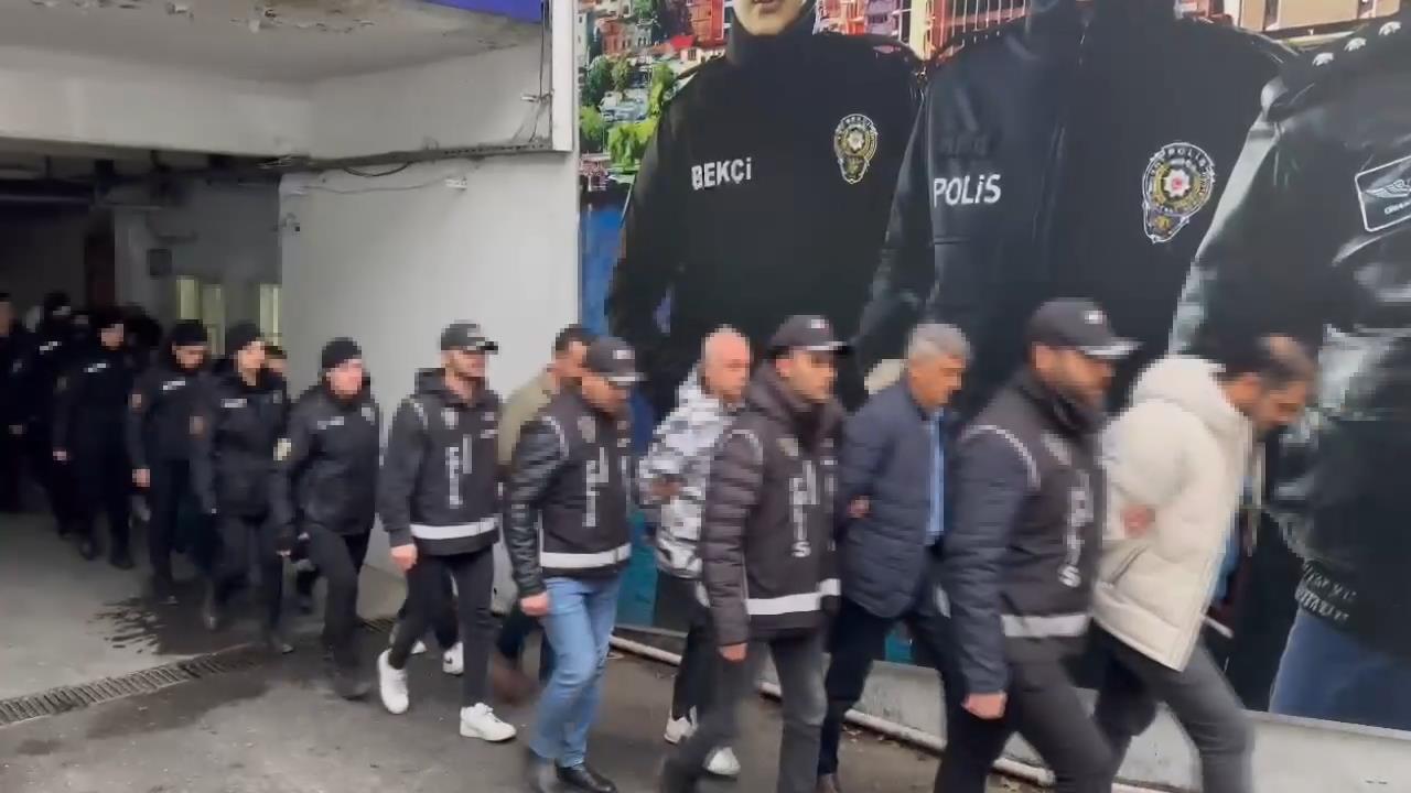 'Yenidoğan Çetesi' soruşturması kapsamında yeni yapılan operasyonda gözaltına alınanlar hastaneye götürüldü