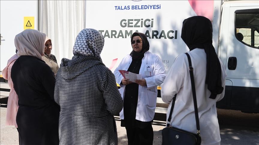 Annesini ve kardeşini kanserden kaybeden 'yılın ebesi', erken teşhis için mücadele ediyor