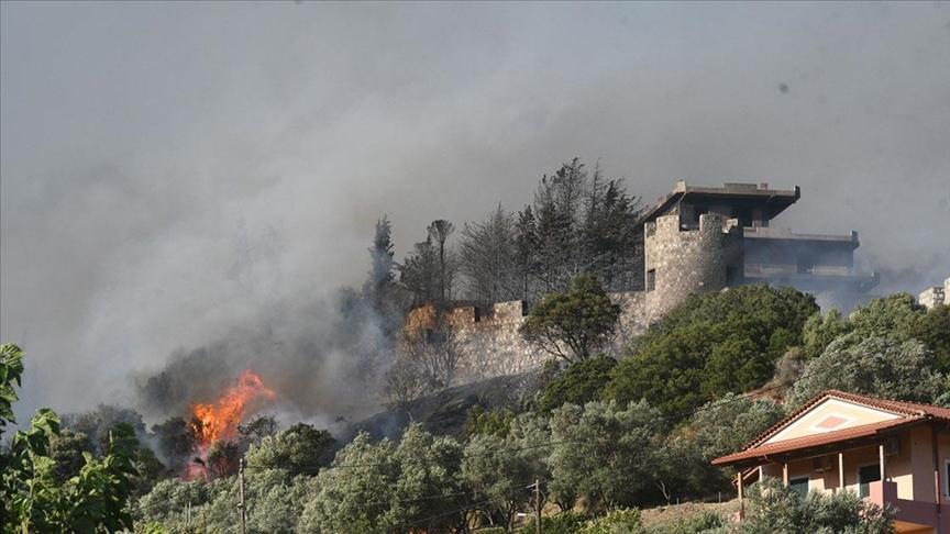 Yunanistan'da orman yangınları nedeniyle sağlık kuruluşları tahliye edildi
