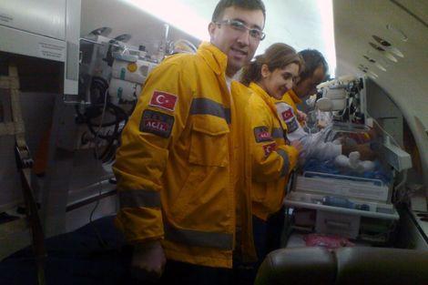 Kalp hastası minik bebeği uçak ambulans hastaneye yetiştirdi