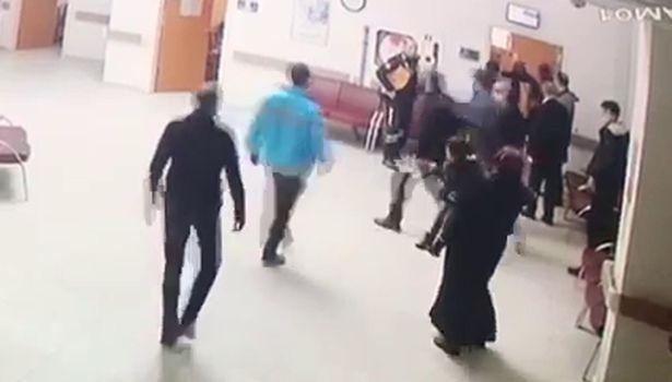 Aile sağlığı merkezinde şiddet: Annesine istediği ilacı yazmayan doktoru darp etti