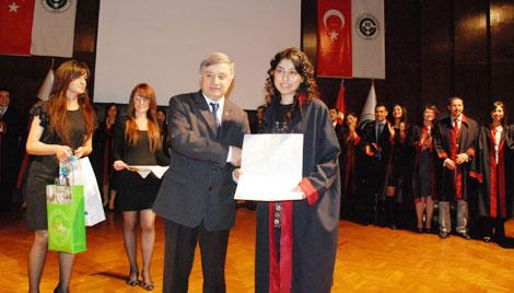 Mezun olan diş hekimi öğrencileri ant içti