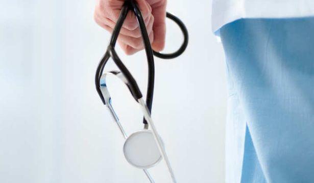 Ankara'nın Çubuk ilçesinde bir doktor, hasta yakınlarınca darp edildi