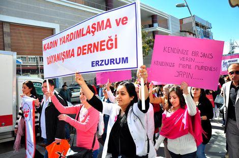 Erzurum’da “Duyarsız Kalma Bedenine Sahip Çık” yürüyüşü
