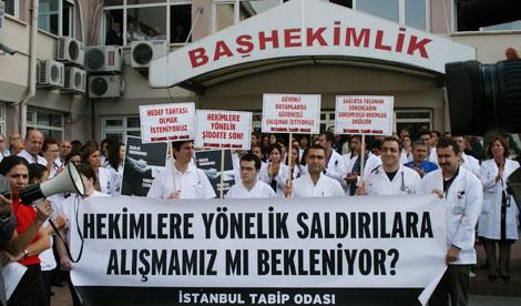 Sağlık personeli şiddeti protesto etti