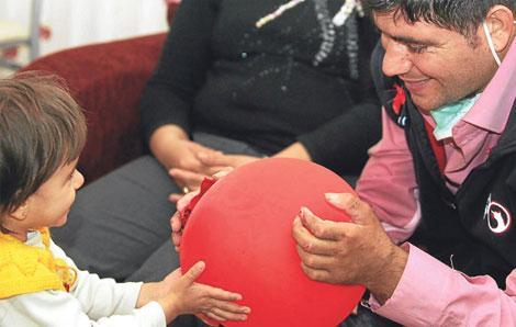Yeni kollarıyla hayatı doya doya kucaklıyor