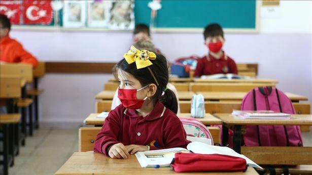Okullarda yüz yüze eğitim başladı: Ders saatleri azaltılmayacak