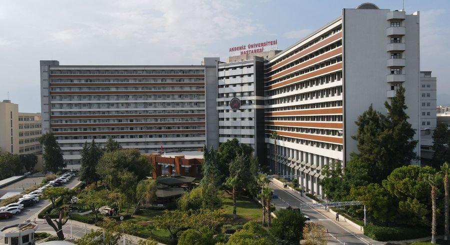 Malzeme alınamadığı için ameliyatların iptal edildiği üniversite hastanesi, borçlarını sıfırladı