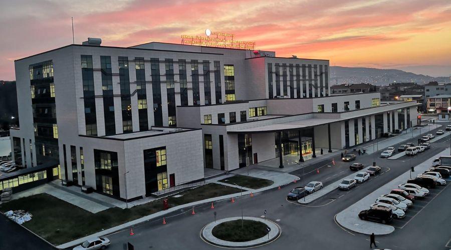 Hastane bölgesinde karşıya geçmeye çalışan 2 stajyer hemşireye otomobil çarptı