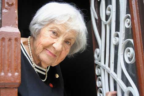 Türkiye’nin ilk kadın ortodontisti Ayşe Mayda ustaya saygı’da