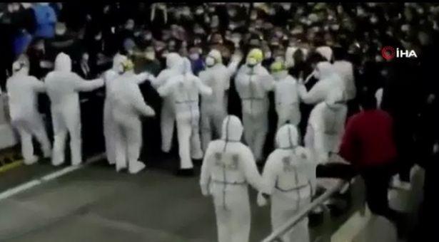 Çin’deki havalimanında test yapılması amacıyla karantinaya alınan 14 bin kişi kaçmaya çalışırken görüntülendi