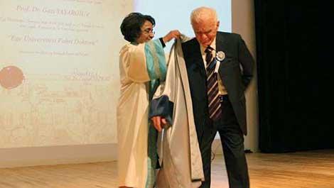 Ege Üniversitesi’nden Prof. Dr. Gazi Yaşargil’e ‘fahri doktora’