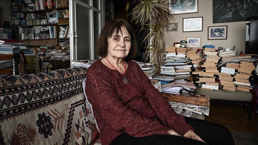 90 yaşına merdiven dayayan profesör dinçliğiyle gençlere örnek oluyor