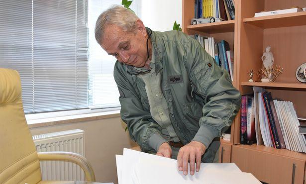 Prof. Dr. Büyükalpelli, tedavi ettiği hastaların resmini çiziyor