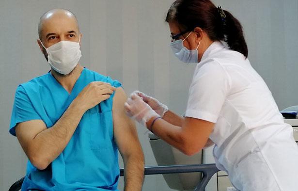 Çin'den gelen aşı ilk olarak immünoloji uzmanına yapıldı