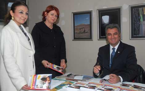 Medimagazin köşe yazarı kitabını imzaladı