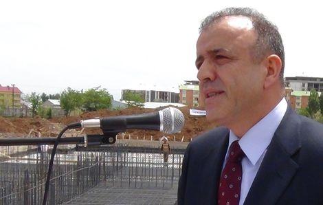 Genel cerrahi profesörü memleketine okul yaptırıyor