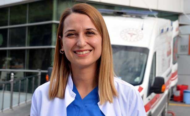 Koronavirüsü yenen başhekim, görevine döndü: Annemle imtihan oldum