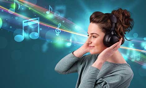 "Kulaklıkla müzik dinlemek kulak kirini artırıyor"