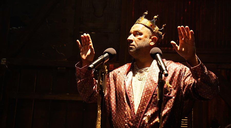 Modern yorumuyla 'Bir Baba Hamlet' tiyatro oyunu