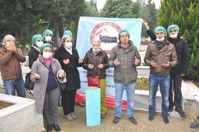  Sağlıkçılar mezarlıkta eylem yaptı