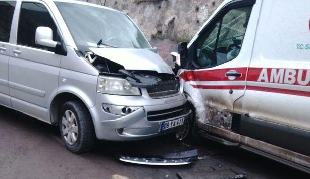 Hasta taşıyan ambulans kaza yaptı