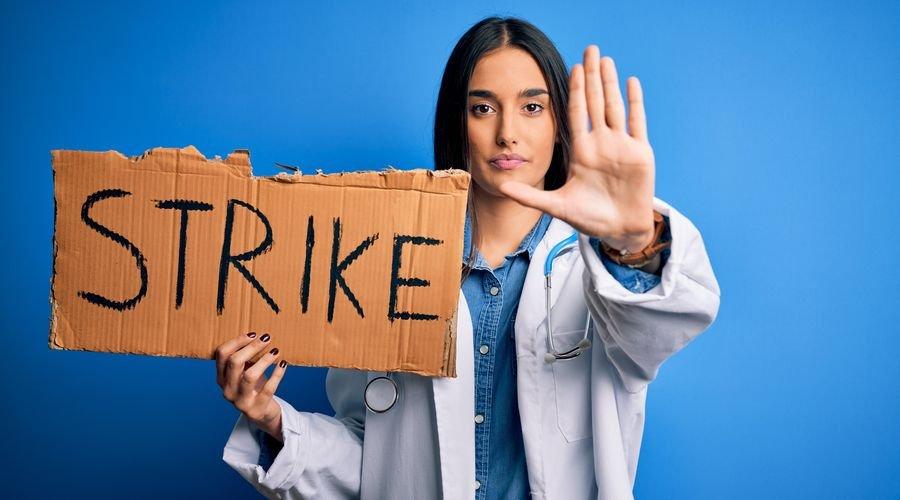 İngiltere'de doktorlar gece ve hafta sonu mesaisine karşı çıkarak greve hazırlanıyor