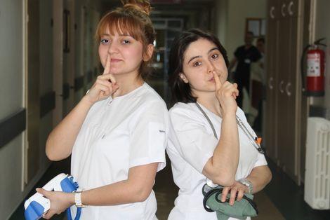 Bu hemşireler hem çalışıyor hem okuyor