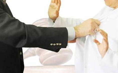 Doktora 'niye gülümsemedin' yumruğu