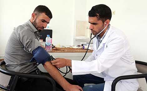Gönüllü doktorlardan, sığınmacılara derme çatma depoda muayene