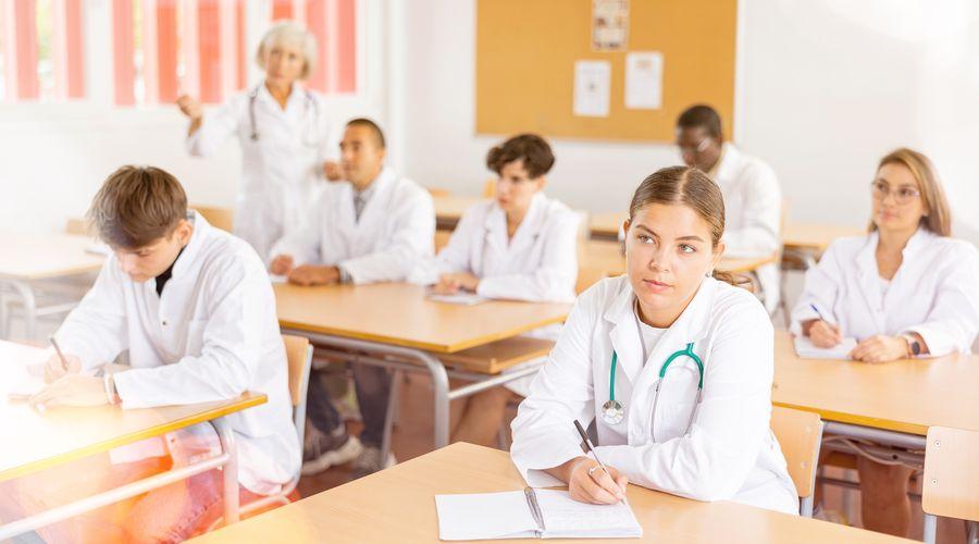 3 yıllık tıp fakültesi programları: Doktor açığına çare mi, eğitimde kalite sorunu mu?