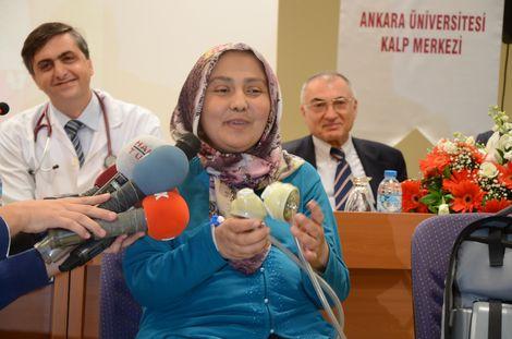 Kadın hastaya ilk total yapay kalp takıldı