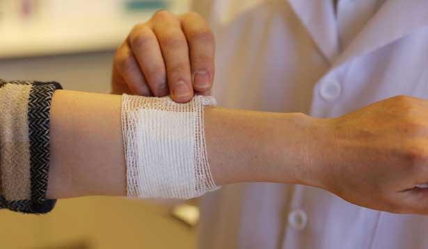 Kanamayı 3 dakikada durduran yara bandı üretildi