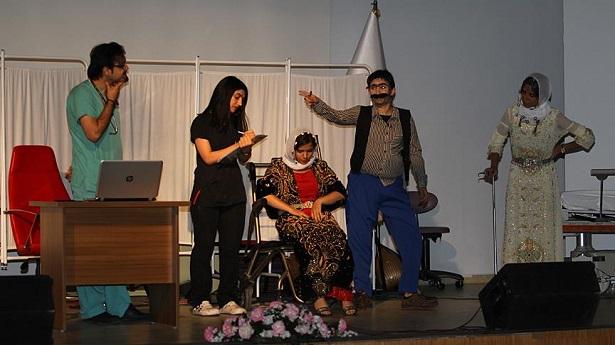 Sağlık çalışanları 'Çok Acil' olarak tiyatro salonunda toplandı... Sağlıkta şiddete 'dur' dedi !