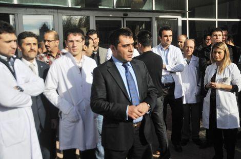 Hastanedeki 57 doktor, arkadaşlarına yapılan şiddete karşı iş bıraktı!