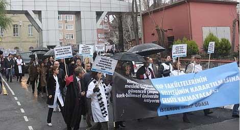 Sağlık çalışanları Torba Yasaya karşı yürüdü