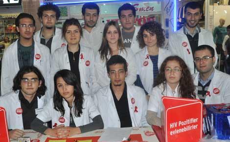 Tıp öğrencileri prezervatif dağıttı